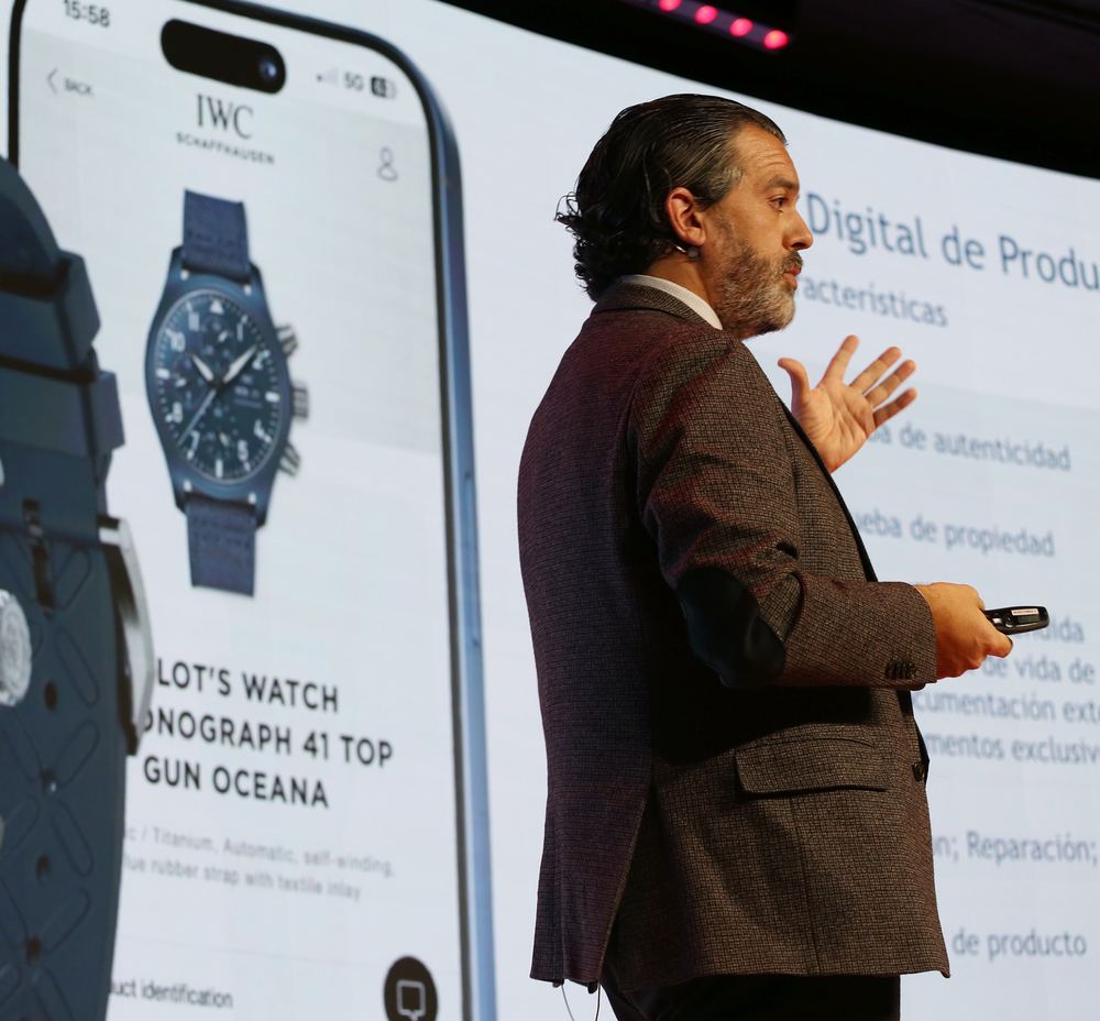 Pedro López-Belmonte presenting on Digital Product Passports